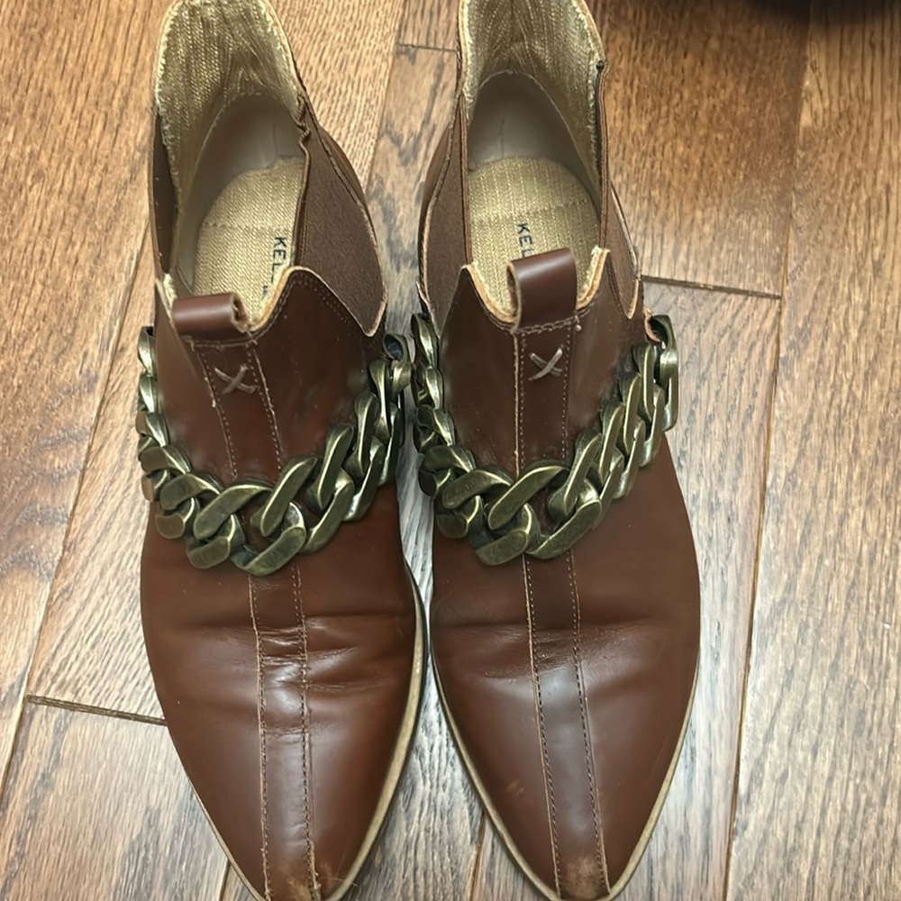 Kelsi Dagger size 8 ankle boots brown with brass chain across front